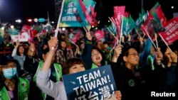 台湾民进党支持者1月13日挥舞“Team Taiwan,挺台湾”的旗帜,等候选举结果的揭晓
