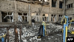 Школа після ракетних обстрілів в Краматорську, 6 березня 2023 року (Photo by Aris Messinis / AFP)