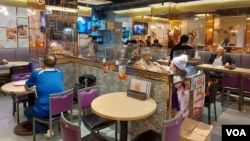 受庙街夜市拉走顾客影响,位于佐敦区的茶餐厅在晚饭时间的生意也难言理想 (美国之音 林淦峰)