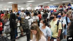 在美国独立日假期出行的旅客在乔治亚州亚特兰大的国际机场排队等候安检。(2024年6月28日)