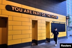 一名男子走过北京的脱口秀笑果公司已经关闭的表演场地外面。(2023年5月19日)