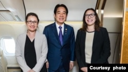 资料照:台湾副总统赖清德(中)从巴拉圭飞抵旧金山过境,美国在台协会理事主席劳拉·罗森伯格(右)与台湾驻美代表萧美琴登机迎接。(2023年8月16日,取自罗森伯格推文)