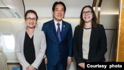 台湾副总统赖清德(中)从巴拉圭飞抵旧金山过境,美国在台协会理事主席劳拉·罗森伯格(右)与台湾驻美代表萧美琴登机迎接。(2023年8月16日,取自罗森伯格推文)