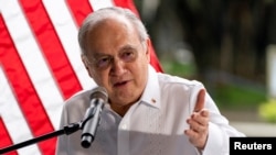 资料照:2022年8月6日,菲律宾驻美国大使何塞·曼努埃尔·罗穆阿尔兹在菲律宾马尼拉阿亚拉三角花园举行的美国贸易和开发署海上风能项目签字仪式上讲话。(路透社)