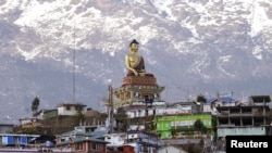 资料照片:印度阿鲁纳恰尔邦东北部达旺的一尊佛像。(2017年4月9日)