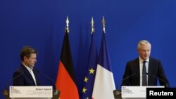 资料照片:2022年2月7日,法国经济和财政部长布鲁诺·勒梅尔和德国经济与气候部长罗伯特·哈贝克出席在法国巴黎的联合新闻发布会。(路透社照片)