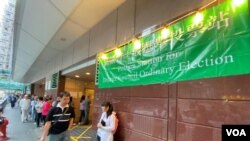 2019年11月底反修例运动期间举行的区议会选举,创下香港史上最高的超过7成投票率,民主派赢得历来最多的86%直选议席 (美国之音/汤惠芸)