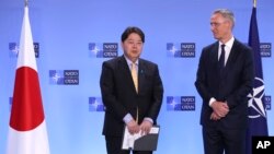 资料照:日本外相林芳正与北约秘书长斯托尔滕贝格在布鲁塞尔举行的北约外长会议期间出席记者会。(2023年4月4日)