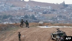 以色列军人在南部加沙地带的边境地区警戒。(2023年12月24日)