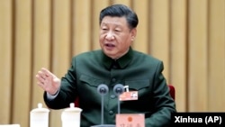 资料照片:中国领导人习近平在全国人大会议期间在解放军和武警部队代表团全体会议上讲话。(2023年3月8日)