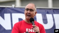 资料照片:全美汽车工人联合会主席费恩在底特律的一次集会上讲话。(2023年9月15日)