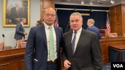 黎崇恩(左)和美国国会共和党联邦众议员克里斯·史密斯(Chris Smith)2023年5月11日在CECC听证会结束后合影(美国之音记者/李逸华)