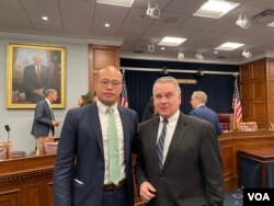 黎崇恩(左)和美国国会共和党联邦众议员克里斯·史密斯(Chris Smith)2023年5月11日在CECC听证会结束后合影。(美国之音记者李逸华摄)