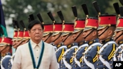 菲律宾总统费迪南德·小马科斯(Ferdinand Marcos Jr.)出席在阿吉纳尔多军事总部举行的菲律宾武装部队成立88周年纪念活动上视察军队。(2023年12月21日)