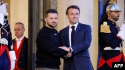 Ukraine's President Volodymyr Zelensky (L) is welcomed by France's President Emmanuel Macron
