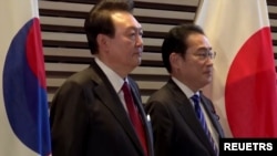 韩国总统尹锡悦和日本首相岸田文雄在东京举行峰会。(路透社,2023年3月16日)