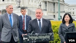 美国国会暨行政当局中国委员会(CECC )主席、共和党联邦众议员克里斯·史密斯2024年3月22日在国会山召开记者会,批评香港通过“23条”立法措施将进一步破坏香港自由。(美国之音记者李逸华摄)