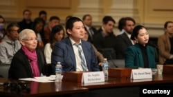 美国国会众议院美中战略竞争特设委员会2023年12月13日召开听证会,讨论中共跨国镇压议题。(由左至右)证人包括中国人权专家索菲·理查森、乔治城大学法学院学生张津睿,和香港民主委员会执行总监郭凤仪。(House Select Committee on the CCP)