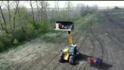 လယ်ထွန်စက်နဲ့ မိုင်းရှင်းတဲ့ ယူကရိန်းလယ်သမား လယ်ထွန်စက်နဲ့ မိုင်းရှင်းတဲ့ ယူကရိန်းလယ်သမား