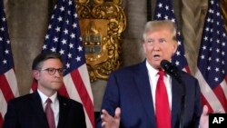 美国前总统特朗普和众议院议长迈克·约翰逊2024年4月12日在佛罗里达海湖庄园举办新闻发布会。