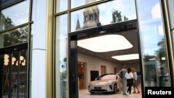 德国柏林居民正在一个中国蔚来汽车展厅里观看展示的NIO电动车。(2023年8月17日)