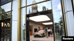 德国柏林居民正在一个中国蔚来汽车展厅里观看展示的NIO电动车。(2023年8月17日)