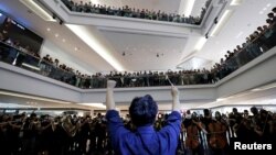 资料照:在香港反送中运动期间一组音乐演奏者在九龙塘的一家商场演奏《愿荣光归香港 》。(2019年9月18日)