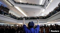 资料照:在香港反送中运动期间一组音乐演奏者在九龙塘的一家商场演奏《愿荣光归香港 》。(2019年9月18日)