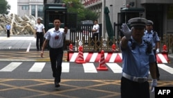 中国警察与保安人员在举行中共三中全会的京西宾馆外执勤(2024年7月15日)