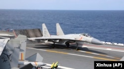 中国军队在台湾周边海域举行军演,一架歼-15战机准备从山东号航母上起飞。(2023年4月9日)