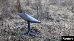 乌克兰军队在乌东巴赫穆特城外与俄军作战的前线放置的“星链”网络连接器。(2023年3月8日)