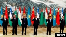 中国领导人习近平在陕西西安出席中国-中亚峰会与与会的中亚国家首脑合影(2023年5月19日)