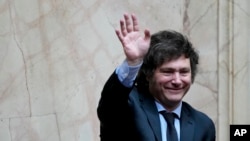 资料照片:2023年11月29日,在阿根廷布宜诺斯艾利斯,当选总统哈维尔·米莱在国会联席会议上挥手致意。(美联社照片)