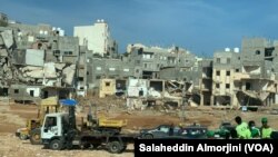 来自利比亚和世界各地的志愿者在德尔纳搜寻遇难者遗体。(2023年9月17日,美国之音萨拉赫·阿尔莫吉尼拍摄)