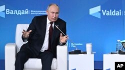 2023年10月5日星期四,俄罗斯总统普京在俄罗斯黑海度假胜地索契举行的瓦尔代讨论俱乐部年会上讲话。 (美联社图片)