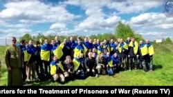 被俄罗斯释放的乌克兰战俘在一个不明地点。(2023年5月6日)