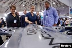 资料照:时任美国在台协会 (AIT) 处长孙晓雅在台湾台北南港展览中心举行的2023年台北航空航天与国防技术展览会上参观无人机。 (2023年9月14日)