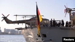 资料照:德国海军护卫舰巴伐利亚号停靠在东京国际邮轮码头期间,时任日本防务大臣岸信夫登舰参观。(2021年11月5日)