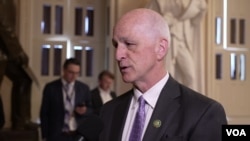 资料照片:亚当·史密斯众议员与美国之音记者交谈。(2024年4月20日)