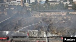 俄军袭击摧毁敖德萨一座购物中心后,救援人员在现场工作。(2023年8月14日)