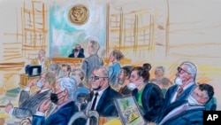 资料照片:这幅法庭速写描绘了包括杰西卡·沃特金斯(Jessica Watkins)在内的五名“誓言守护者”2022年10月6日接受审判的场景。