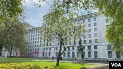 位于伦敦泰晤士河畔的英国国防部大楼外。(美国之音李伯安拍摄)