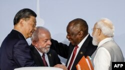 左起:中国国家主席习近平、巴西总统卢拉、南非总统拉马福萨与印度总理莫迪在
在约翰内斯堡出席金砖国家领导人峰会。(2023年8月24日)