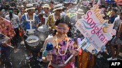 ဘန်ကောက်မြို့ ခေါက်ဆန်လမ်းမှာ ပြုလုပ်တဲ့ သင်္ကြန်မြင်ကွင်း (ဧပြီ ၁၂၊ ၂၀၂၄)