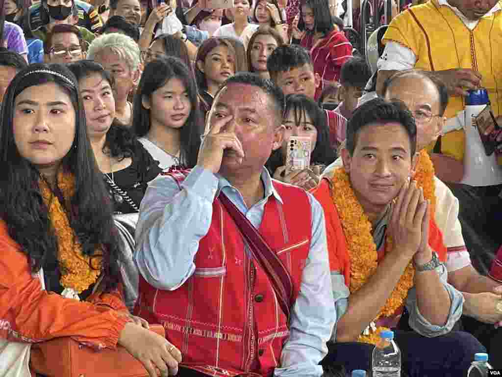 သြဂုတ်လ ၂၇ -- ကရင့်ရိုးရာလက်ချည်ပွဲကို တက်ရောက်နေတဲ့ Move Forward Party ရဲ့ ခေါင်းဆောင် Pita Limjaroenrat -- ဓါတ်ပုံ (မညိုညိုလွင် - VOA)