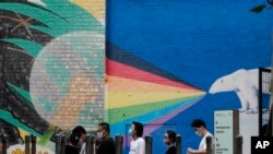 美国大使馆外排队签证的中国人(资料照)。