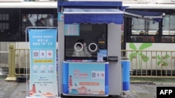 中国陕西西安市将新冠病毒检测亭改成就业服务招聘信息发放亭。(2023年2月13日)