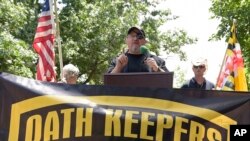 资料照片:反政府民兵组织“誓言守护者”(Oath Keepers)的创始人和领导人斯图尔特·罗兹(Stewart Rhodes)。
