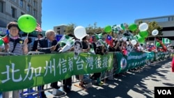 2023年8月16日,台侨在台湾副总统赖清德旧金山停留酒店外欢迎他过境。(美国之音记者李逸华拍摄)