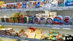 北京一家超市的货架上摆放着欧洲进口的奶制品。(2024年8月21日)